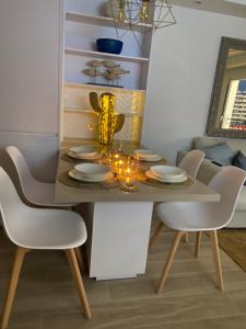 Istumisnurk majutusasutuses Modern new apartment, sea view and private parking