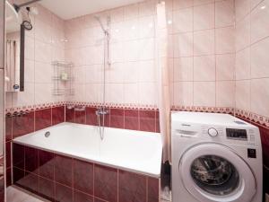 Bilik mandi di 500m to the Beach - 2 Room Apartment with Balcony