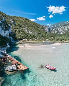 dos barcos en el agua al lado de una playa en Casa Purple, en Cala Gonone