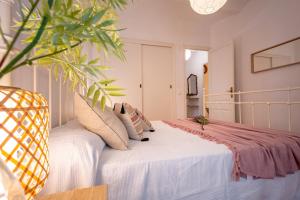 ein Schlafzimmer mit einem Bett mit Kissen darauf in der Unterkunft Acogedor apartamento en Serrallo in Tarragona