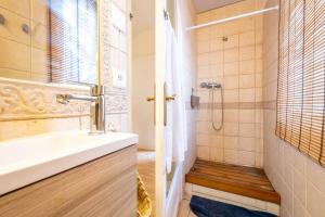 Koupelna v ubytování Acogedor apartamento en Serrallo + 10 fotografií