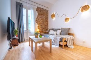 ein Wohnzimmer mit einem Sofa und einem Tisch in der Unterkunft Acogedor apartamento en Serrallo in Tarragona