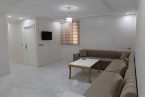 納祖爾的住宿－A&R Apartment Nador Jadid Hay Al Matar ,Klimatisiert,Air-Conditioned，客厅配有沙发和桌子
