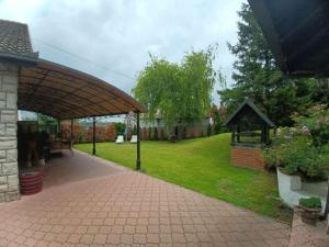 een tuin met een paviljoen en een prieel bij Apartman u potkrovlju in Sremski Karlovci