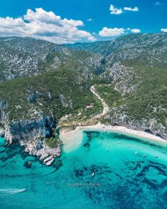 una vista aérea de la playa y del océano en Casa Purple, en Cala Gonone