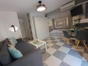 salon z kanapą i stołem w obiekcie Aguila - Costa del Sol w mieście Benalmádena
