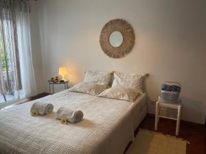 アルマダにあるBestHomeStay- Caparica Beach Lisbonのベッドルーム1室(ベッド1台、動物2匹の詰め物付)
