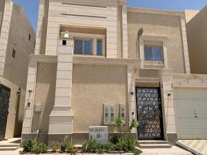 una casa grande con puerta y puerta en شقق العارض, en Riad