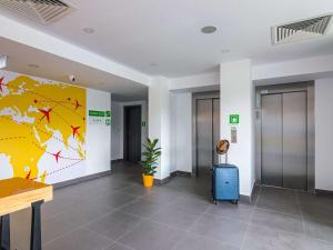 um átrio de escritório com um mapa na parede em Ibis Styles Bucharest Airport em Otopeni