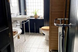 łazienka z umywalką, toaletą i wanną w obiekcie Stunning 3 bedroom Victorian home near Pollok country park w Glasgow
