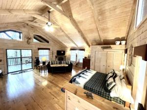 1 dormitorio con 1 cama y sala de estar en Crazy Bear - Motorcycle Friendly Home with Hot Tub and Grill, en Tellico Plains