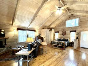 sala de estar con sofá y mesa en Crazy Bear - Motorcycle Friendly Home with Hot Tub and Grill, en Tellico Plains