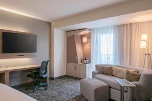 TV a/nebo společenská místnost v ubytování Courtyard by Marriott Ciudad Juarez