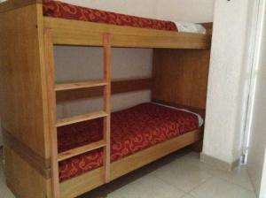 ein paar Etagenbetten in einem Zimmer in der Unterkunft Departamento frente a Parque Cívico in Mendoza