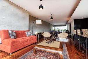 sala de estar con sofá y mesa en Destination Condesa @Tamaulipas Loft, en Ciudad de México