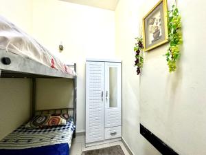 um pequeno quarto com um beliche e uma porta em Partition Near Metro G-19 P02 no Dubai