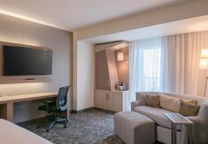 TV a/nebo společenská místnost v ubytování Courtyard by Marriott Ciudad Juarez