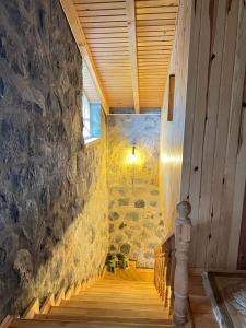 uma escadaria num edifício com uma parede de pedra em My Villa em Trebizonda