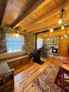 uma ampla sala de estar com pisos em madeira e uma cozinha em My Villa em Trebizonda