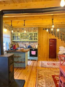 uma grande cozinha com pisos em madeira e um fogão em My Villa em Trebizonda
