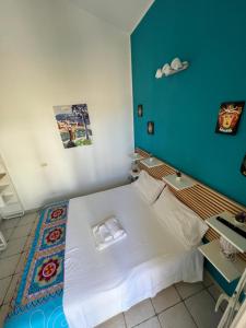 ノート・マリーナにあるAppartamento sul mareのベッドルーム(白い大型ベッド1台、デスク付)