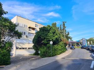 un edificio con un albero accanto a una strada di Apartment Fani with free private parking a Dubrovnik
