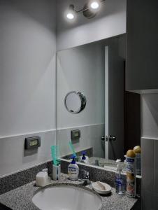 a bathroom with a sink and a mirror at Habitación con baño privado y desayuno incluído en casa de familia in Lima
