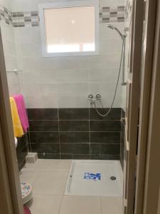 La salle de bains est pourvue d'une douche et d'une fenêtre. dans l'établissement Appartement neuf meublé dans le Centre d'Agadir, à Agadir