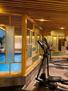 - une salle de sport avec une piscine à côté d'une maison dans l'établissement Marriott Torreon Hotel, à Torreón