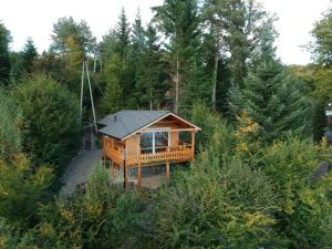 una vista aérea de una cabaña de madera en el bosque en Domekwroznowiepl en Rożnów