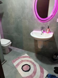 y baño con lavabo y espejo. en بورتو سعيد, en `Ezbet Shalabi el-Rûdi