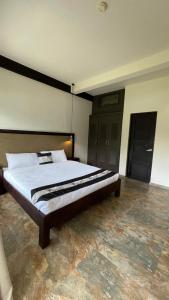にあるAriella Mangrove & Eco Resort by Hiveroomsのベッドルーム1室(大型ベッド1台付)