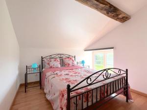 een slaapkamer met een bed en een raam bij La Ferme in Lierneux