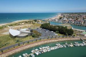 eine Luftansicht auf einen Yachthafen mit Booten im Wasser in der Unterkunft Charmant Duplex, 300 m de la mer in Courseulles-sur-Mer