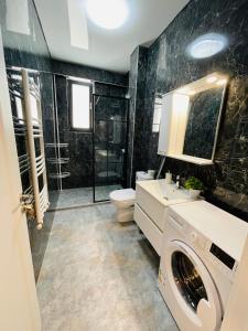Ett badrum på Happy Apartments Mamaia Nord 2 Camere