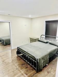 1 dormitorio con cama y espejo en Entire Cozy Home minutes away from PA., en Delaware Gardens