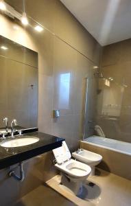 耶爾瓦布埃納的住宿－Casa Ceibo - Bon Repos，浴室配有卫生间、盥洗盆和浴缸。