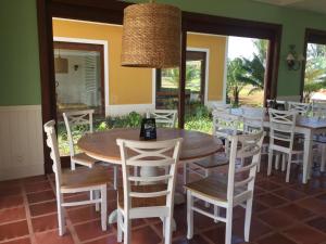 a dining room with a wooden table and chairs at Casa ninho verde II in Pardinho