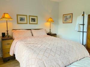 1 dormitorio con 1 cama grande y 2 lámparas en Lakeside Retreat Free Golf Swim Tennis en Hedgesville
