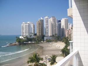 a view of a beach with buildings and the ocean at APTO FRENTE TOTAL P/ MAR in Guarujá