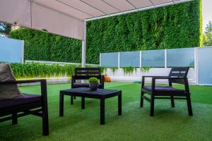 un patio con 2 sillas y una mesa con una planta en Enjoy Living, en Pescara