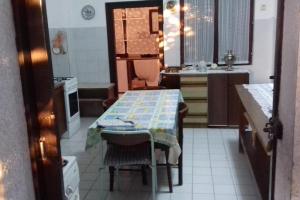 une cuisine avec une table et un chiffon de table. dans l'établissement Apartments and rooms by the sea Pirovac, Sibenik - 21487, à Pirovac