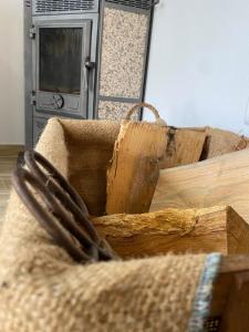 uma pilha de madeira sentada em cima de um sofá em Casinha da Ti'Augusta em Lamego