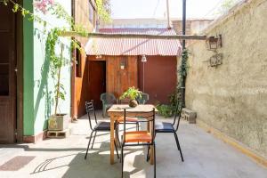 una mesa y sillas en un patio en Como en casa, Mendoza en Godoy Cruz