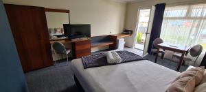 Mandala Ace Albany Hotel客房内的一张或多张床位