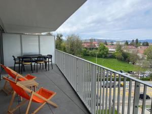 d'un balcon avec une table et des chaises et une vue. dans l'établissement ENTRE NOUS CITY, à Annecy