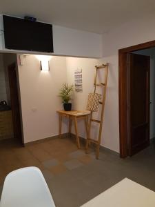 Habitación con silla, mesa y TV. en Residencial Las Lechuzas en 