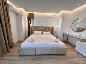 um quarto com uma cama grande e um espelho em The Wish House em Golem