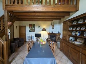 comedor con mesa azul y chimenea en Gîte Saint-Ouen-lès-Parey, 3 pièces, 4 personnes - FR-1-589-163, en Saint-Ouen-lès-Parey