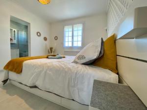 Posteľ alebo postele v izbe v ubytovaní Appartement Confort avec Suite Parentale et Équipements pour Bébé à Saint-Michel-Chef-Chef - FR-1-306-1232